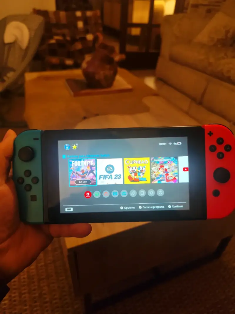 Consola Nintendo Switch con Joy-Con rojo y azul - 2