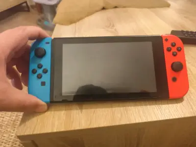 Consola Nintendo Switch con Joy-Con rojo y azul - miniatura 3