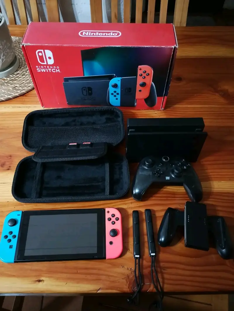 Consola Nintendo Switch con Joy-Con rojo y azul - 4