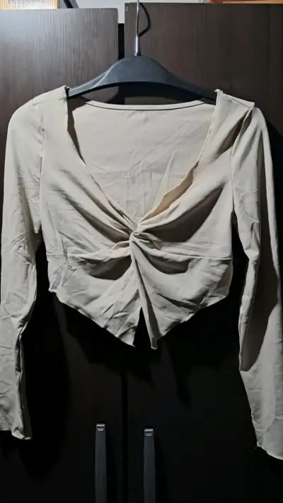 Blusa beige de manga larga con nudo frontal - miniatura 1