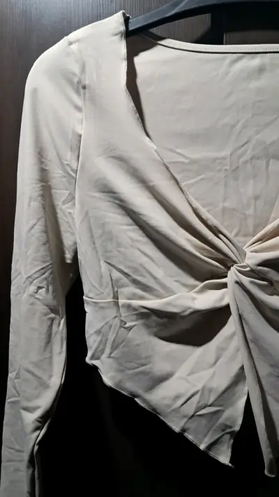 Blusa beige de manga larga con nudo frontal - miniatura 2