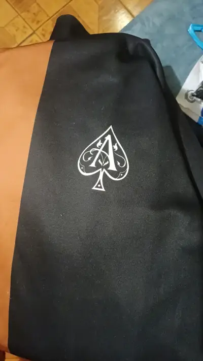 Polera negra con diseño de as de espadas - miniatura 1