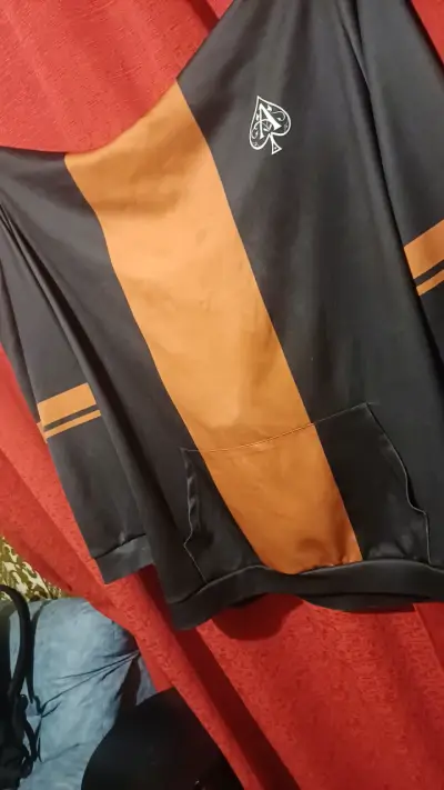 Polera negra con diseño de as de espadas - miniatura 3