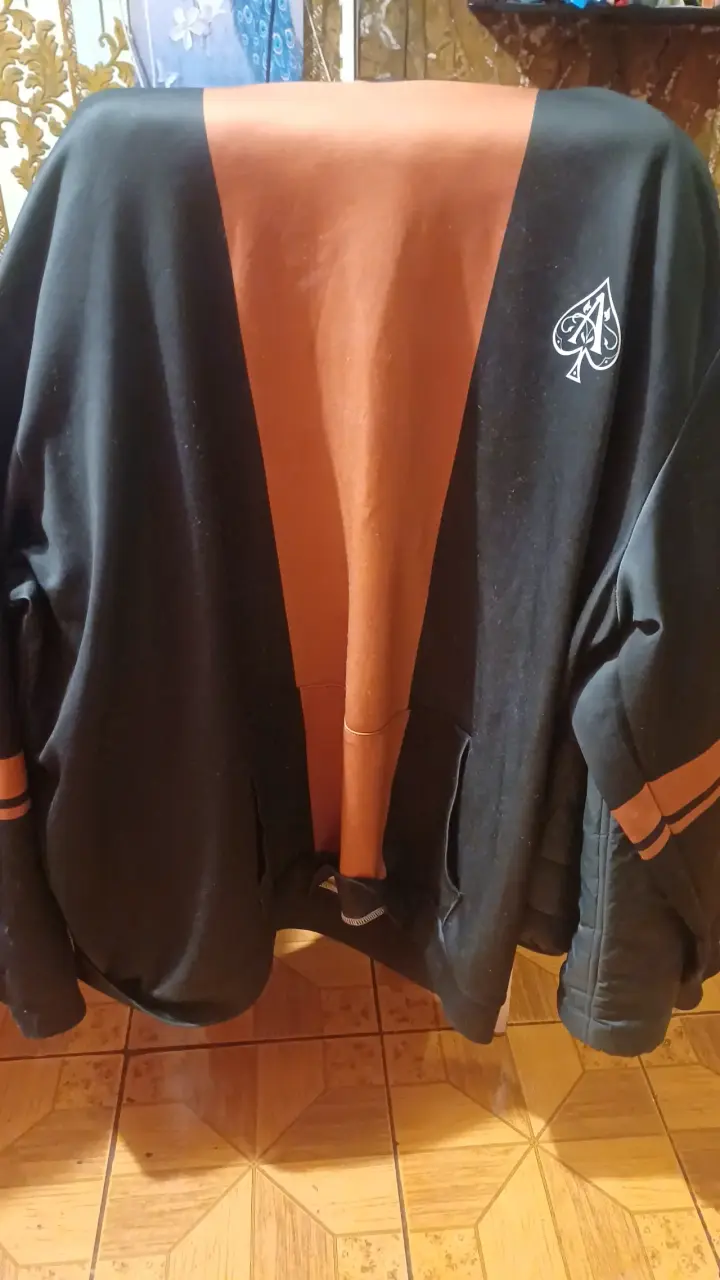 Polera negra con diseño de as de espadas - 5