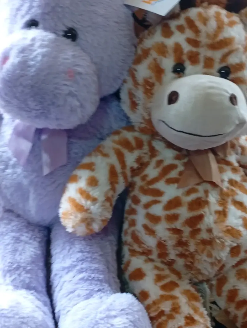 Peluche de hipopótamo y jirafa suave y colorido