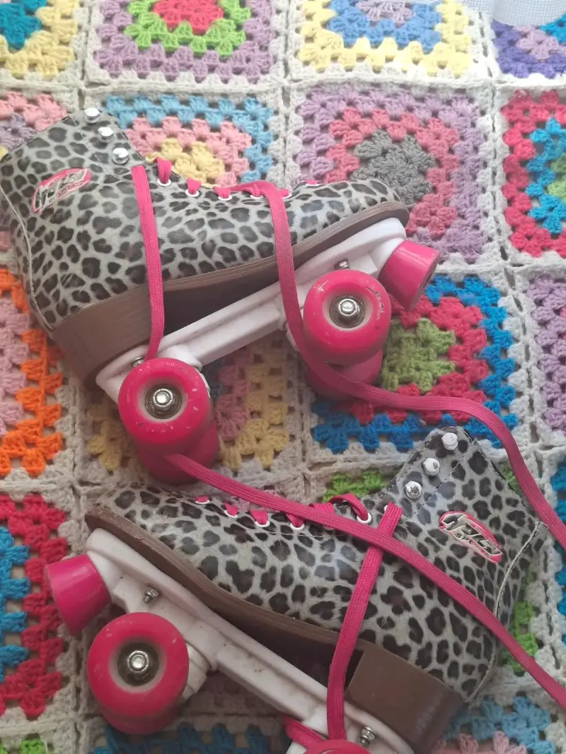 Patines de cuatro ruedas con diseño de leopardo y ruedas rosas - 1