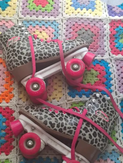 Patines de cuatro ruedas con diseño de leopardo y ruedas rosas - miniatura 1