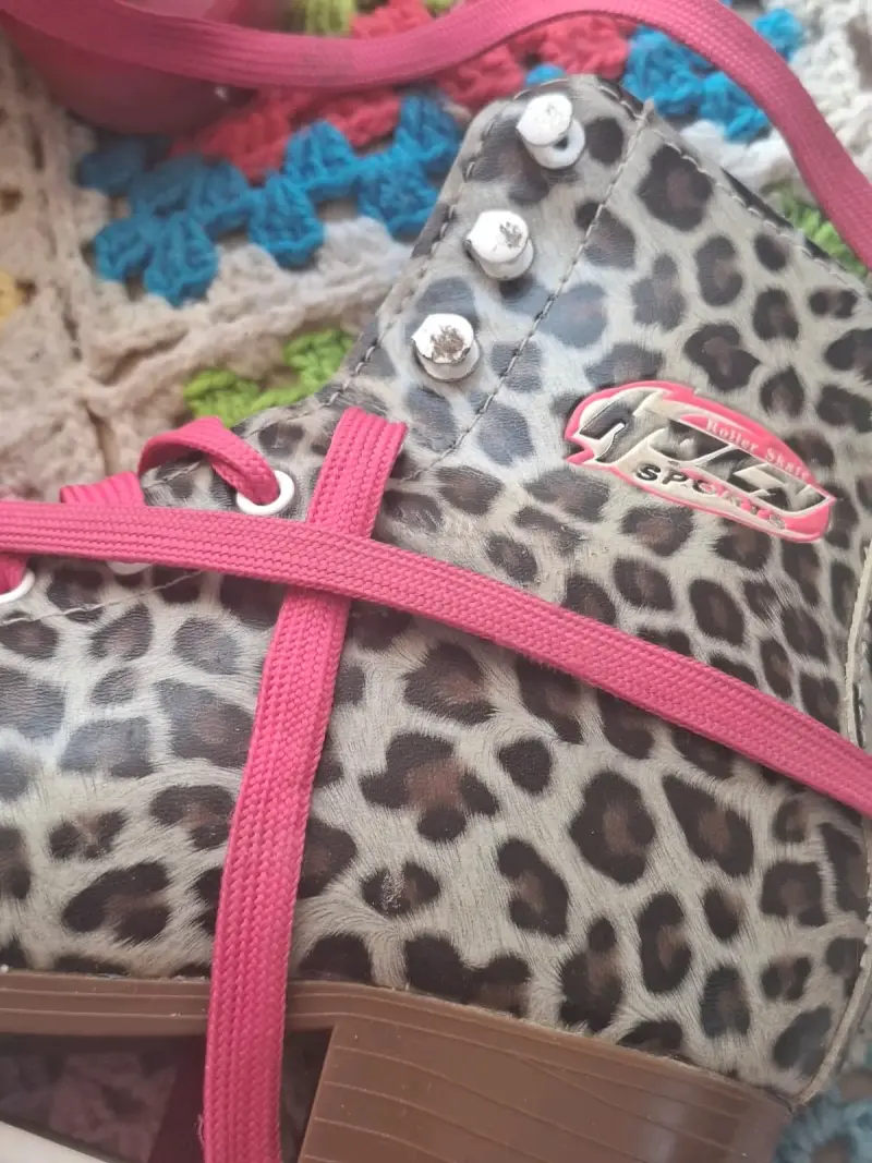 Patines de cuatro ruedas con diseño de leopardo y ruedas rosas - 2