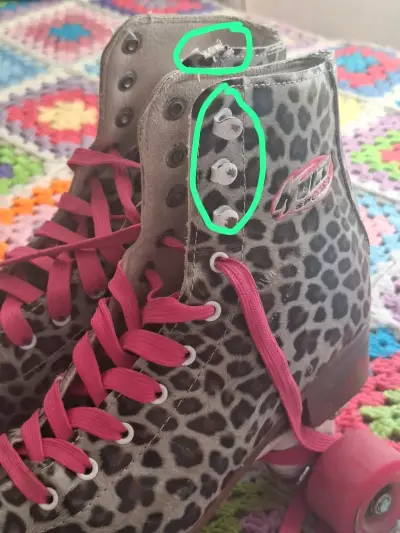 Patines de cuatro ruedas con diseño de leopardo y ruedas rosas - miniatura 3