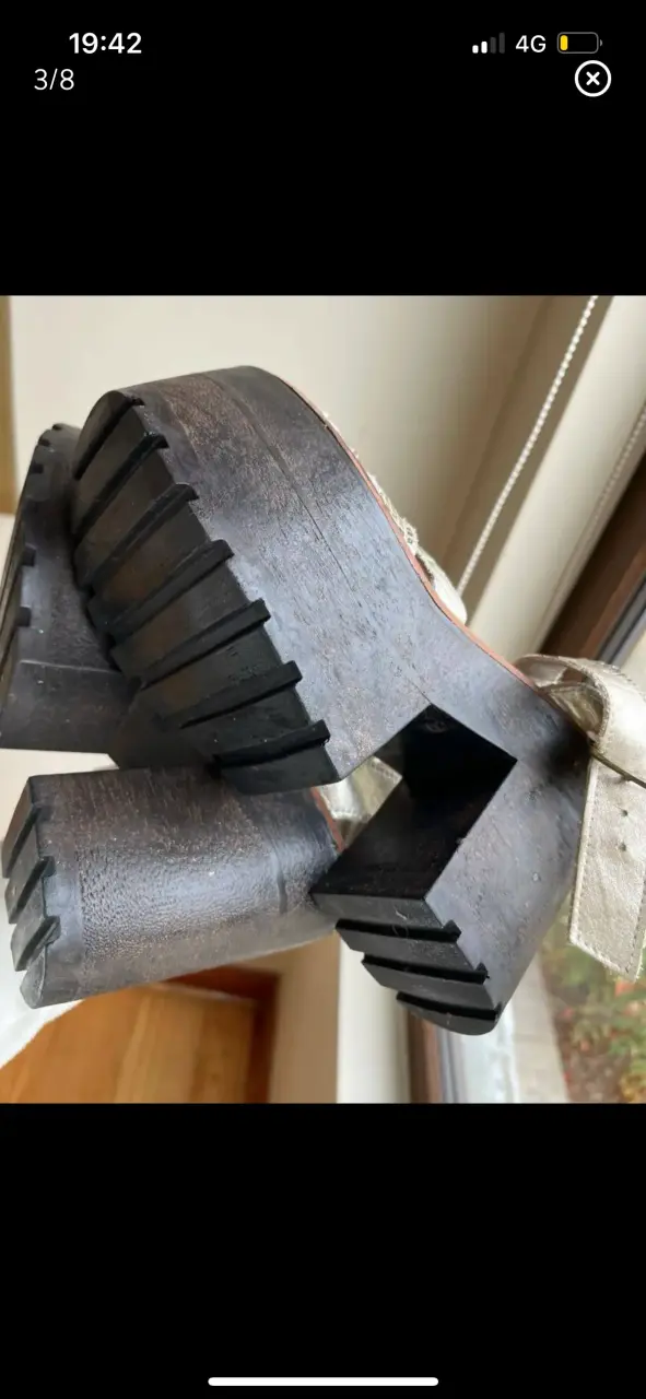 Sandalias de plataforma doradas con tacón grueso - 3