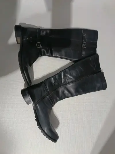 Botas largas de cuero negro con hebillas - miniatura 1