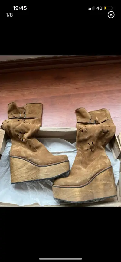 Botas plataforma de gamuza marrón con diseño calado - miniatura 1