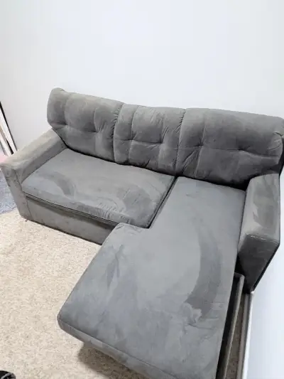 Sofá seccional gris en buen estado - miniatura 1