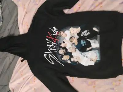 Polerón con capucha Stray Kids negro - miniatura 2