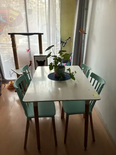 Mesa de comedor con sillas color menta - miniatura 1