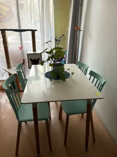 Mesa de comedor con sillas color menta - miniatura 2