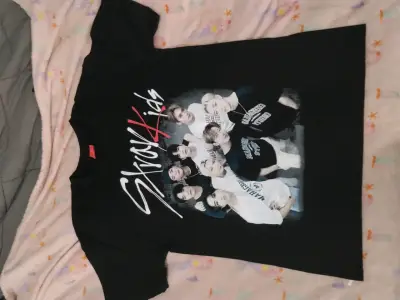 Polera negra Stray Kids con diseño de grupo - miniatura 1
