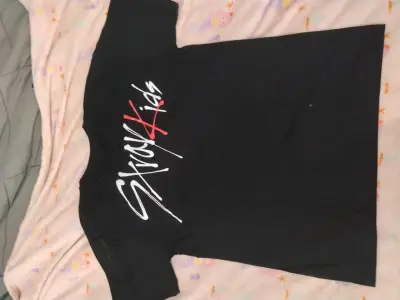 Polera negra Stray Kids con diseño de grupo - miniatura 2