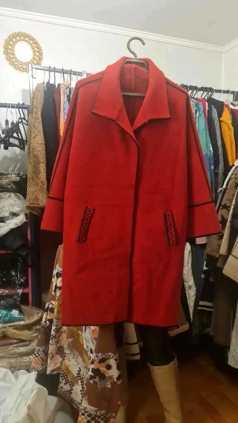 Abrigo rojo de lana con detalles bordados L. Xl