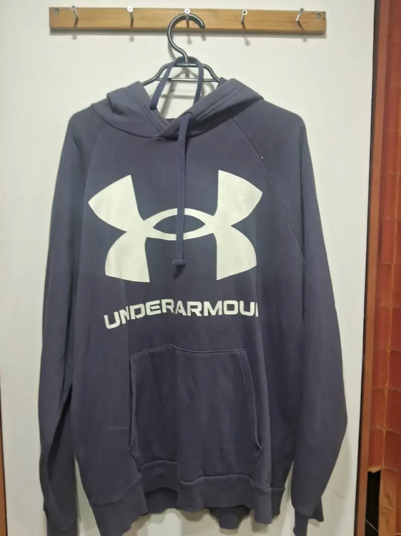 Polerón con capucha Under Armour gris oscuro