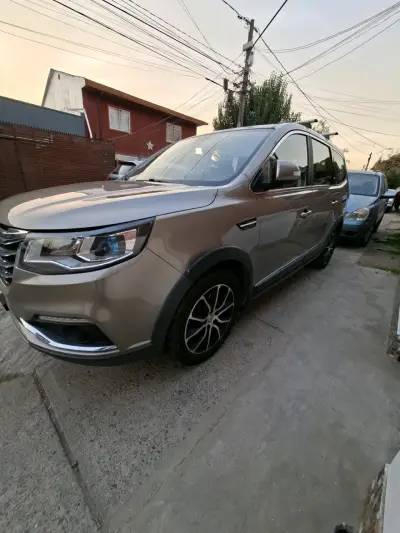 SUV familiar en excelente estado - miniatura 1