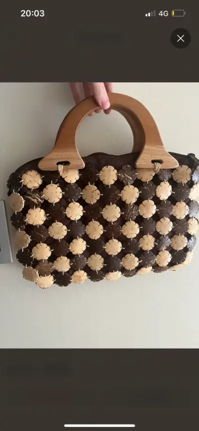 Cartera de mano artesanal de madera y coco - miniatura 2