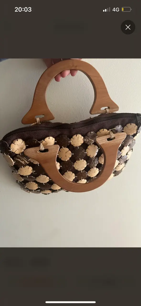 Cartera de mano artesanal de madera y coco - 3