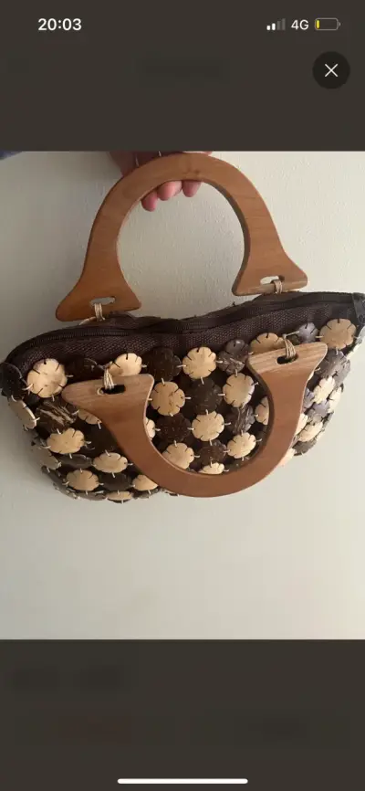 Cartera de mano artesanal de madera y coco - miniatura 3