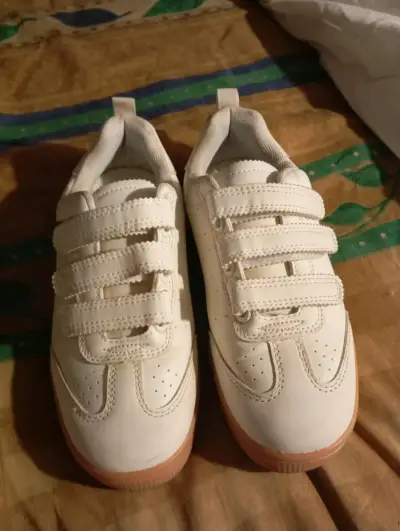 Zapatillas deportivas blancas con velcro - miniatura 1