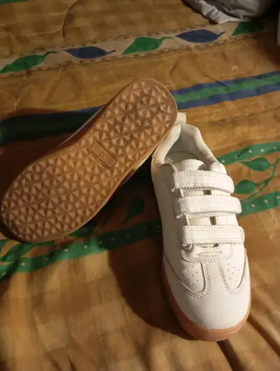 Zapatillas deportivas blancas con velcro - miniatura 2