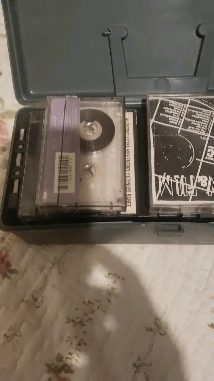 Caja organizadora con cassettes de música - 1