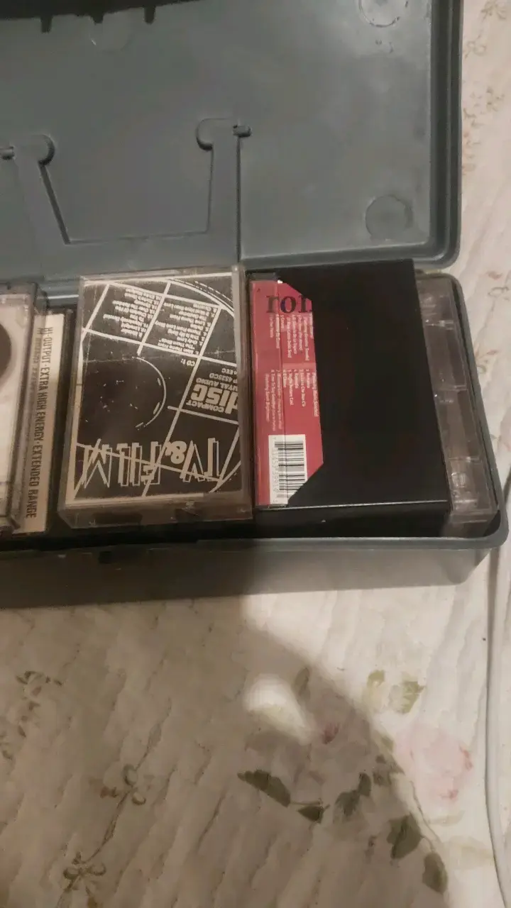 Caja organizadora con cassettes de música - 2