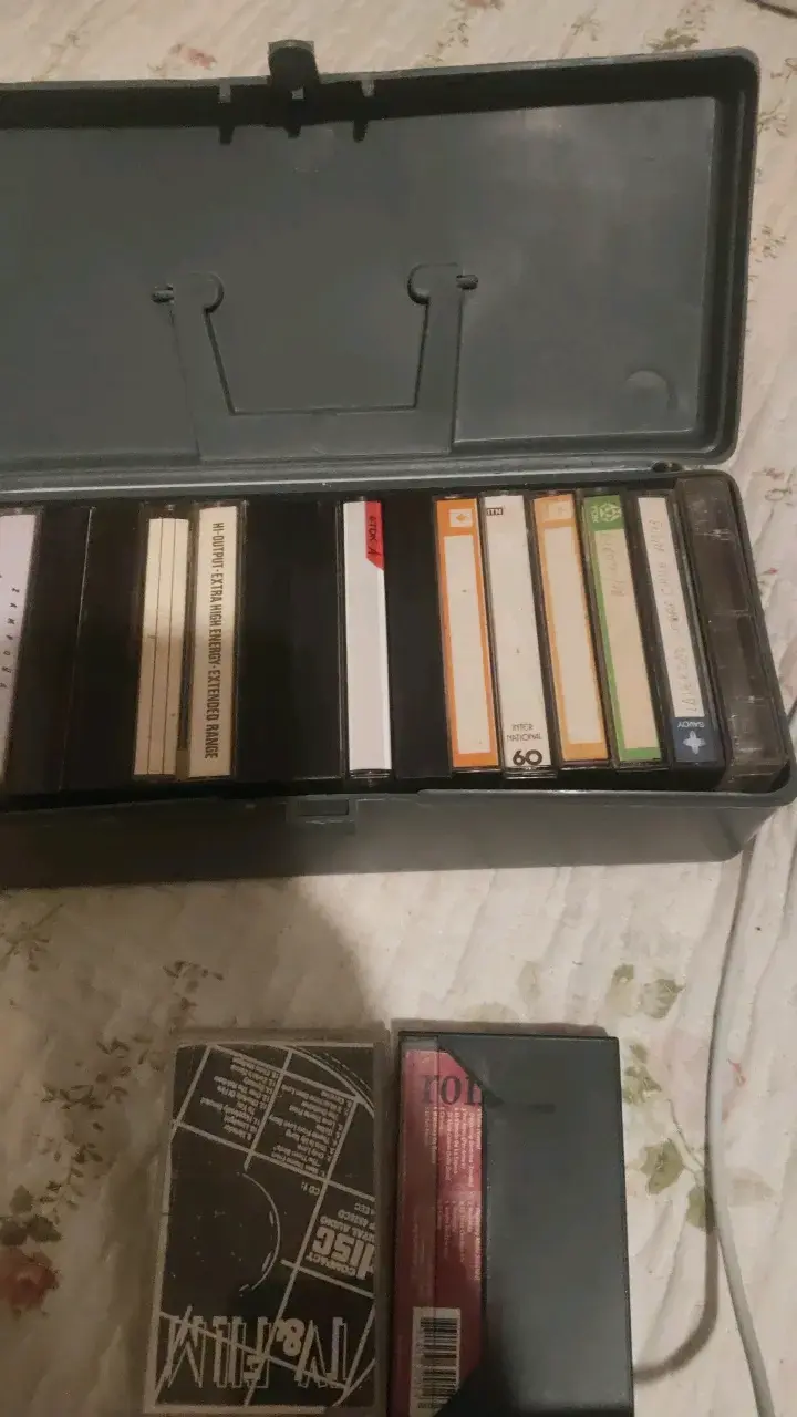 Caja organizadora con cassettes de música - 4