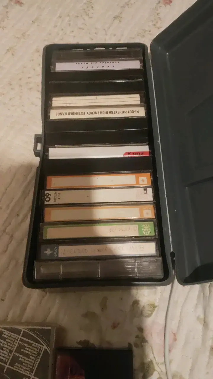 Caja organizadora con cassettes de música - 5