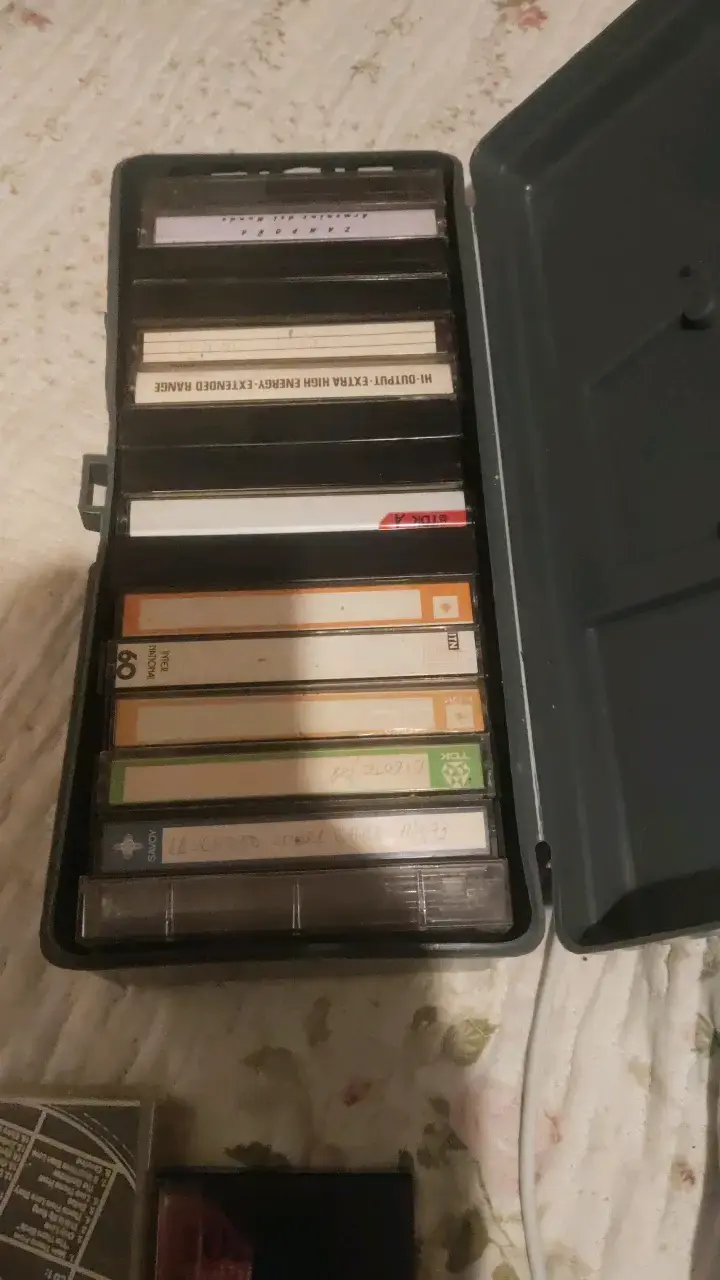 Caja organizadora con cassettes de música - 6