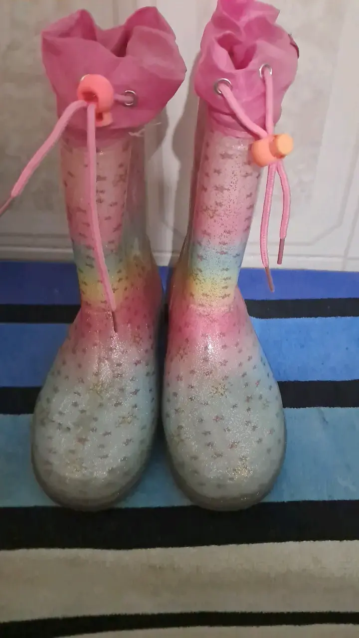 Botas de lluvia infantiles con diseño arcoíris - 1
