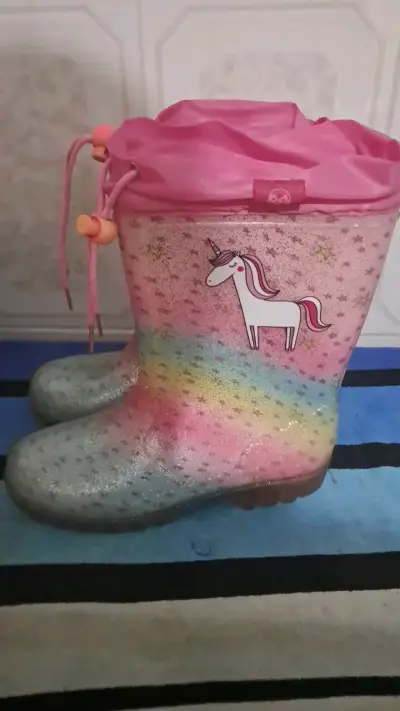 Botas de lluvia infantiles con diseño arcoíris - miniatura 2