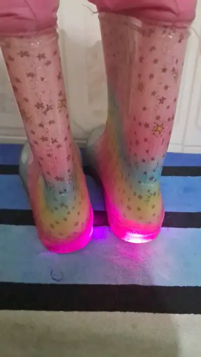 Botas de lluvia infantiles con diseño arcoíris - miniatura 3