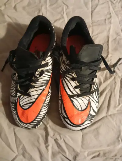Zapatillas de fútbol Nike con diseño llamativo - miniatura 1