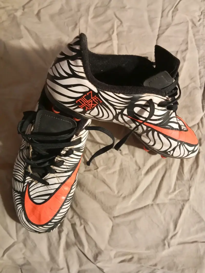 Zapatillas de fútbol Nike con diseño llamativo - 2