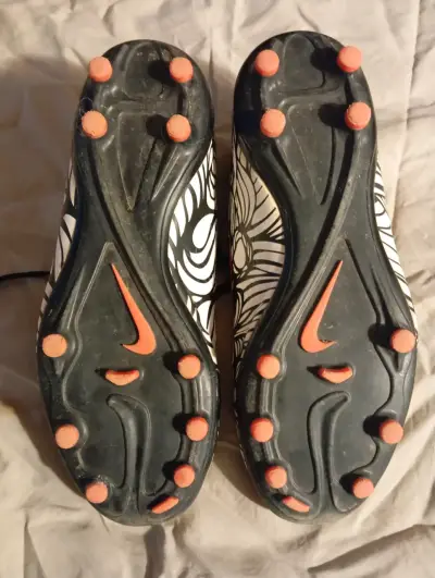 Zapatillas de fútbol Nike con diseño llamativo - miniatura 3