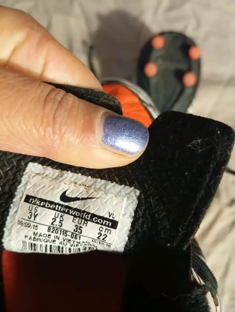 Zapatillas de fútbol Nike con diseño llamativo - 4