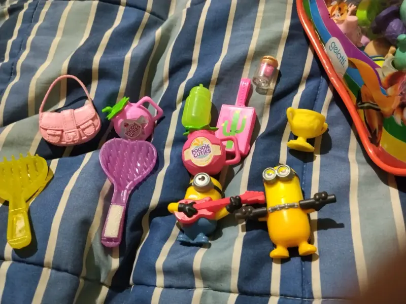 Set de juguetes pequeños con figuras y accesorios - 1