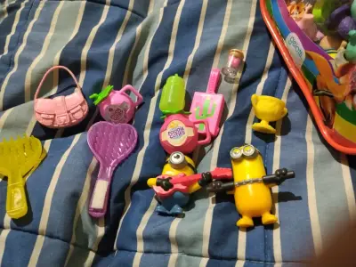Set de juguetes pequeños con figuras y accesorios - miniatura 1