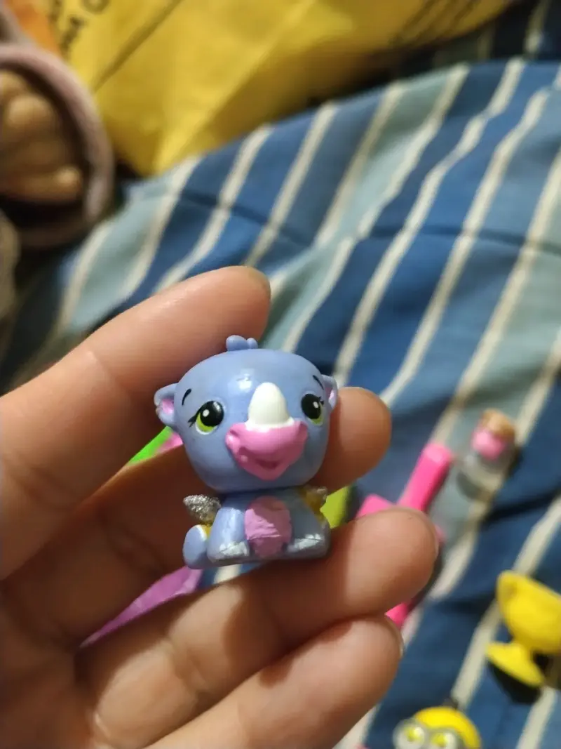 Set de juguetes pequeños con figuras y accesorios - 2
