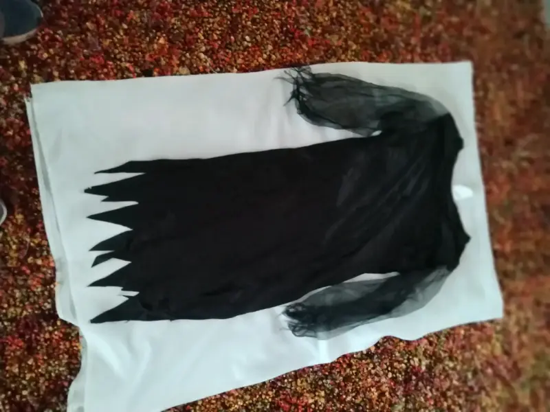 Disfraz de Halloween negro con mangas de tul
