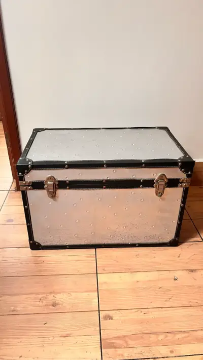 Baúl vintage mediano  metalico con cuero - miniatura 1