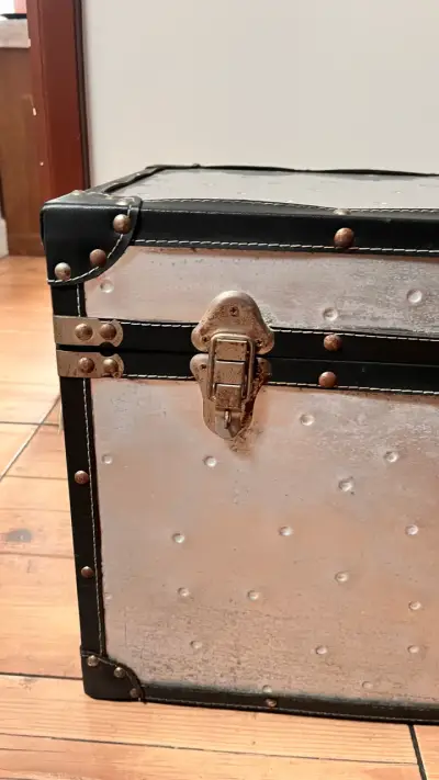 Baúl vintage mediano  metalico con cuero - miniatura 2