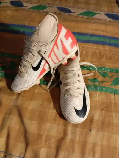 Zapatillas de fútbol Nike blancas con logo rojo - miniatura 1