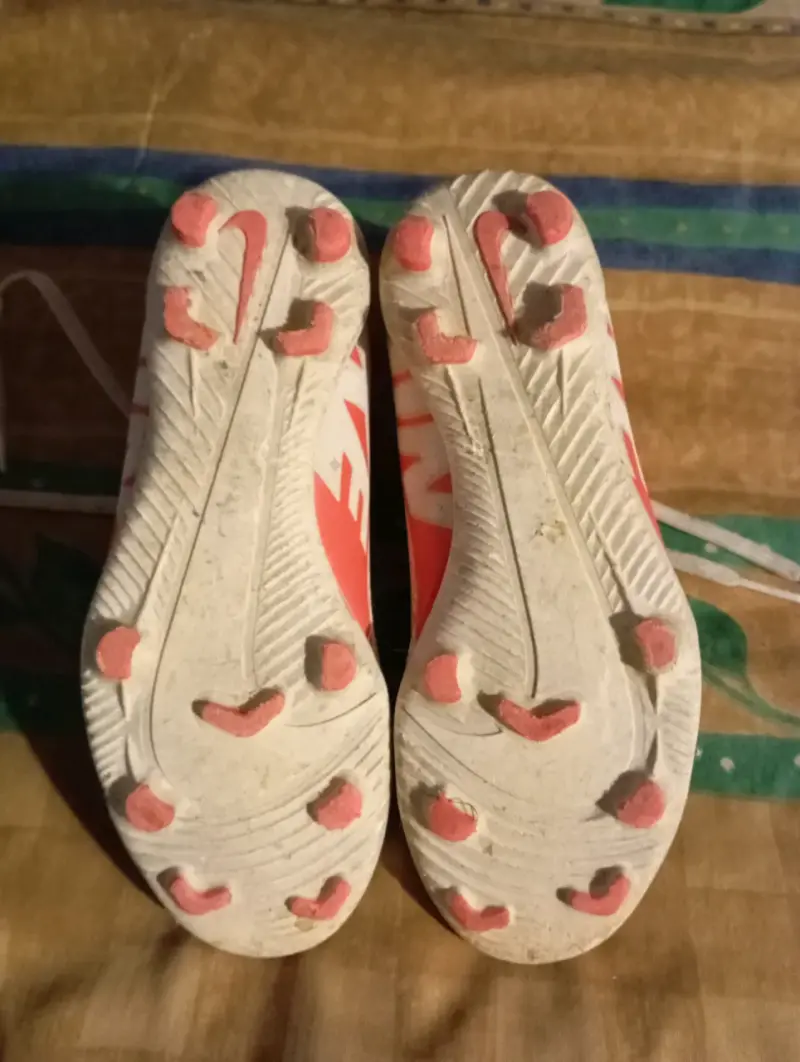 Zapatillas de fútbol Nike blancas con logo rojo - 2